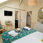 Aux Bories De Marquay, D'hotes Avec Piscine Et Pres De Sarlat
