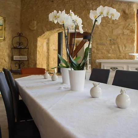 Aux Bories De Marquay, D'hotes Avec Piscine Et Pres De Sarlat